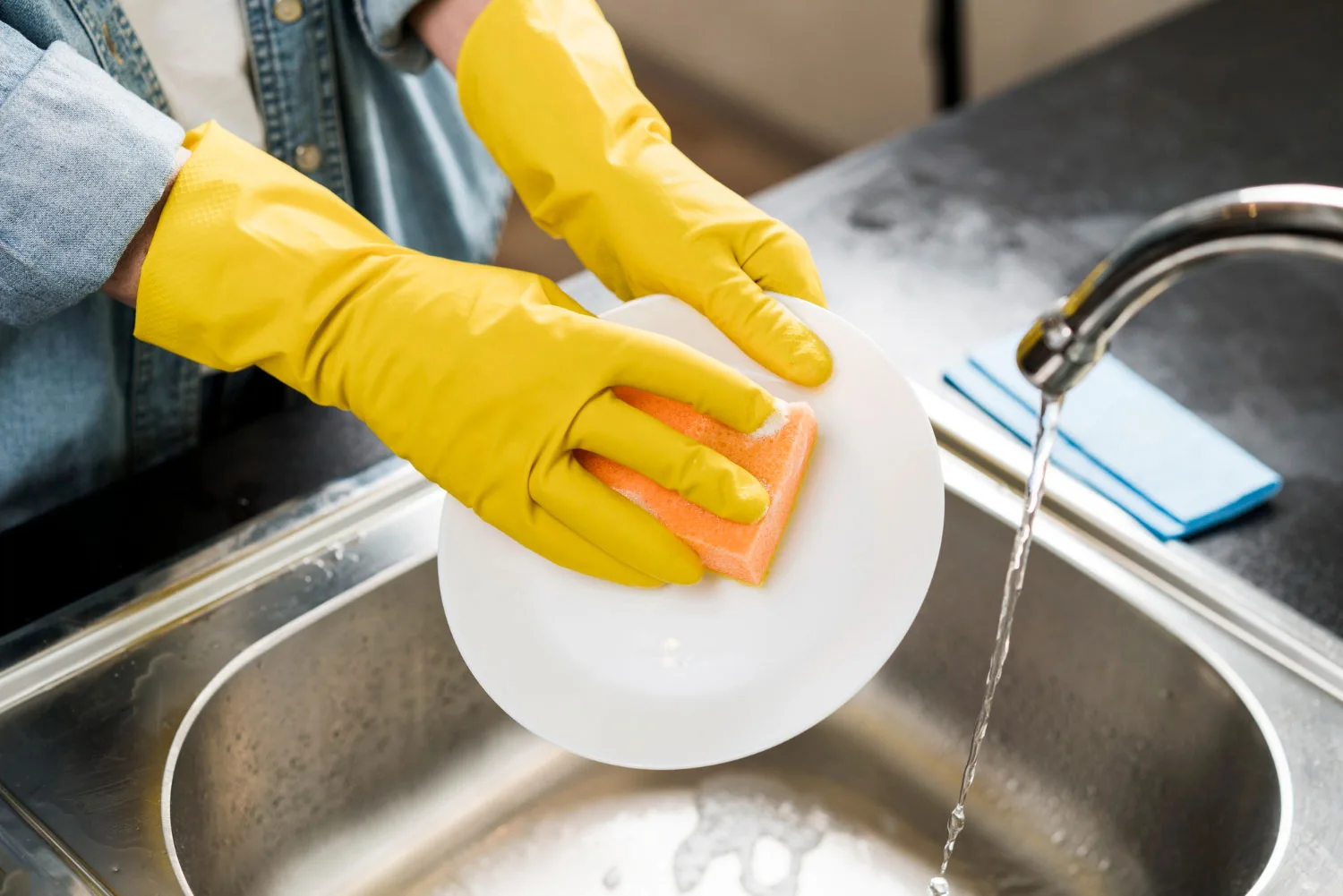 No More Chores cleaner deep cleaning a Toronto kitchen